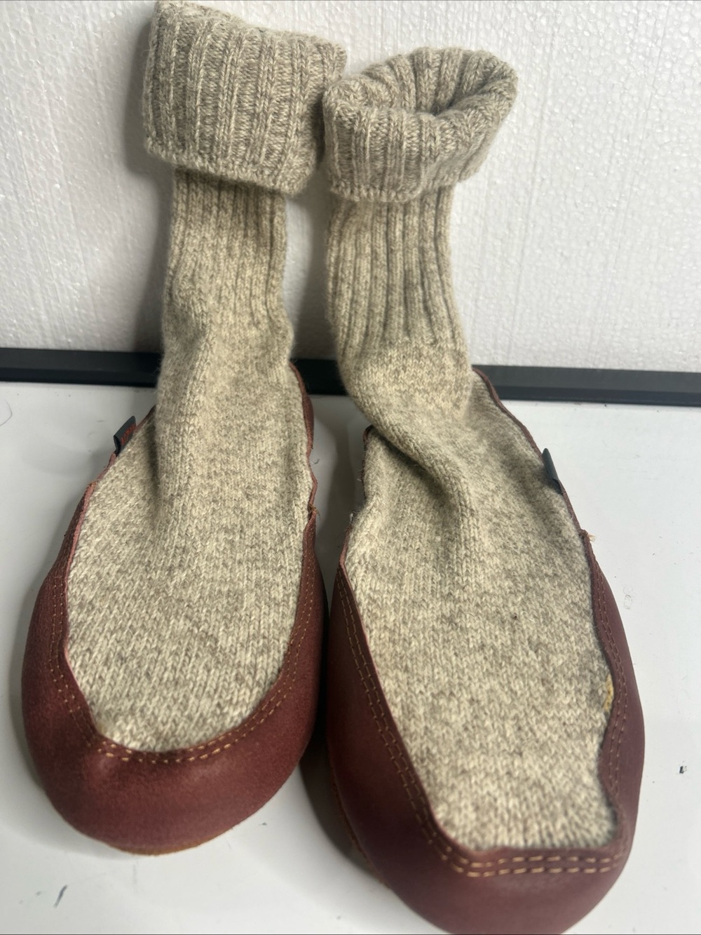 Men’s Acorn indoor slipper sock size 9-10 Moccasin Leather Bottoms